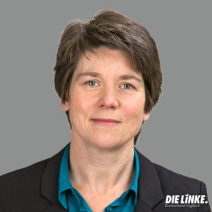 Porträtbild von Petra Rank vor grauem Hintergrund