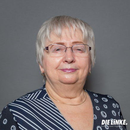Porträtbild Uta Seidel vor grauem Hintergrund